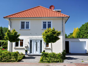 Wir geben Ihren Ansprüchen Raum! Neubau Stadtvilla mit PV-Anlage im küstennahen Schweiburg! 