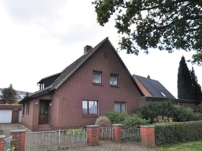 Ein-bzw. Zweifamilienhaus mit zwei Garagen auf großem Grundstück in Bümmerstede 