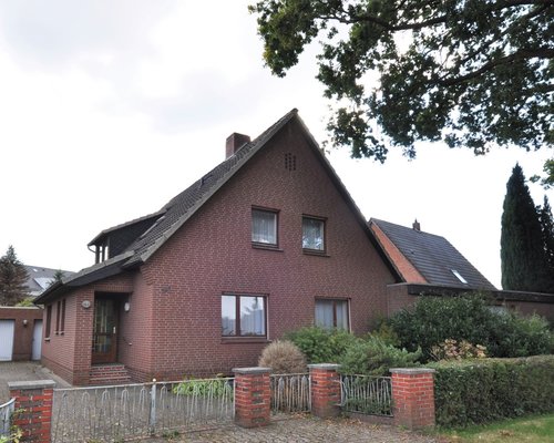 Ein-bzw. Zweifamilienhaus mit zwei Garagen auf großem Grundstück in Bümmerstede-