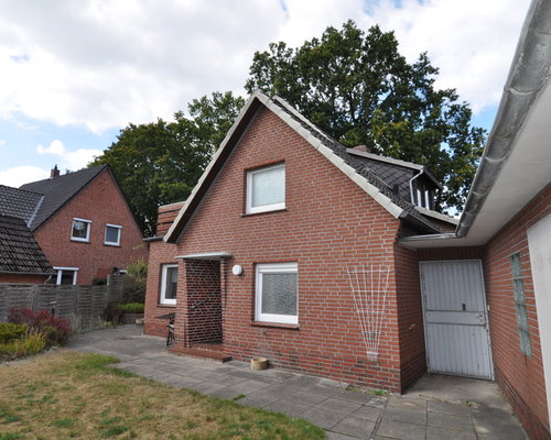 Ein-bzw. Zweifamilienhaus mit zwei Garagen auf großem Grundstück in Bümmerstede-