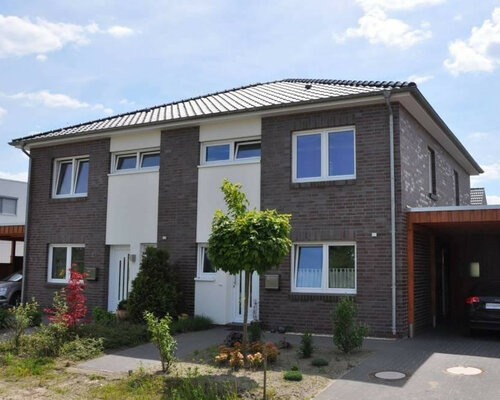 Neubau Doppelhaushälfte im Stil einer Stadtvilla in Augustfehn!-